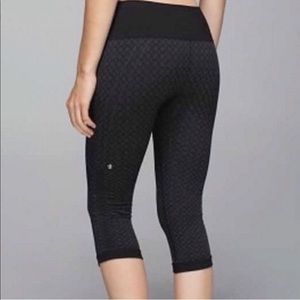 Lululemon “In The Flow” Scrunch Crops - sz 6